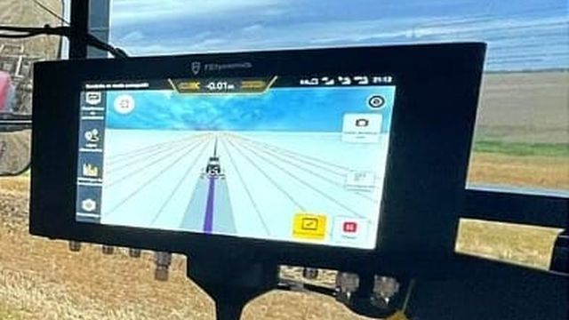 Monitor de cabine exibindo a linha de orientação do piloto automático